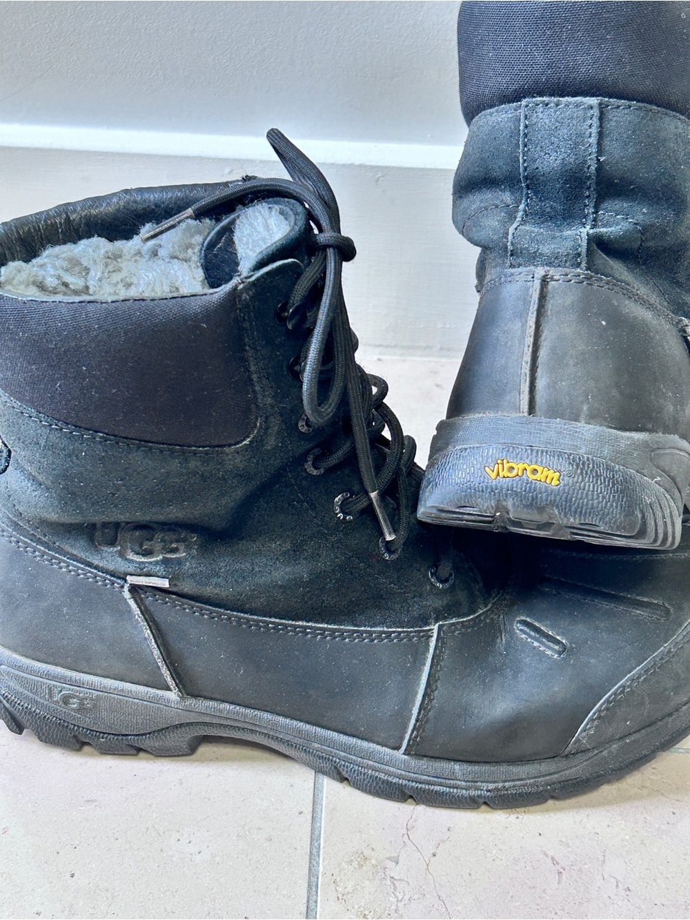 UGG Men’s 11 Black Waterproof Leather Winter Boots Vibram 1011564 Fleece Lines